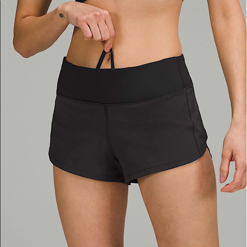 Black lululemon speed up 2.5 inch low rise shorts